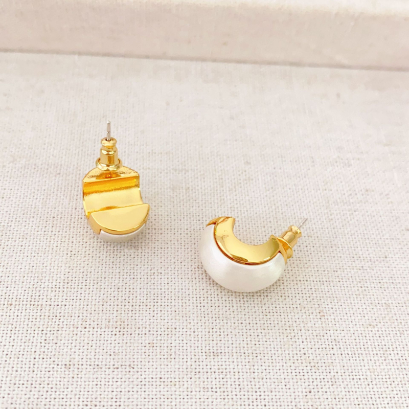 Geometrické náušnice do ucha s tvarom C, meďové telo, brúsený zlato-strieborný kontrast, 925 strieborná tyčinka