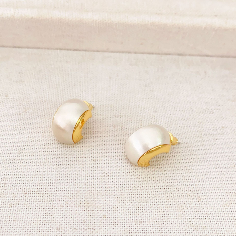 Geometrické náušnice do ucha s tvarom C, meďové telo, brúsený zlato-strieborný kontrast, 925 strieborná tyčinka