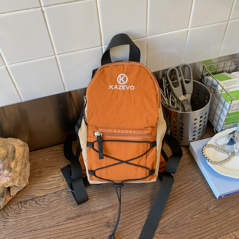 Ruksak s dizajnom koji se slaže bojama, najlon materijal, zakrivljeni naramenice, poliester podstava, opušten stil putovanja