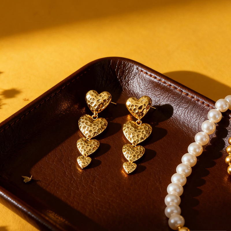 Cercei: inimă din aliaj, placare electrolitică, știfturi din oțel inoxidabil, stil jazz