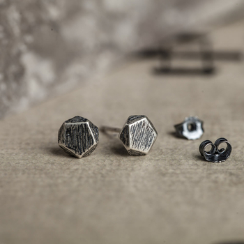 Dark Dream naušnice od srebra 925, pentagonalni kubični brušeni završetak, geometrijski stil, 0,4 g