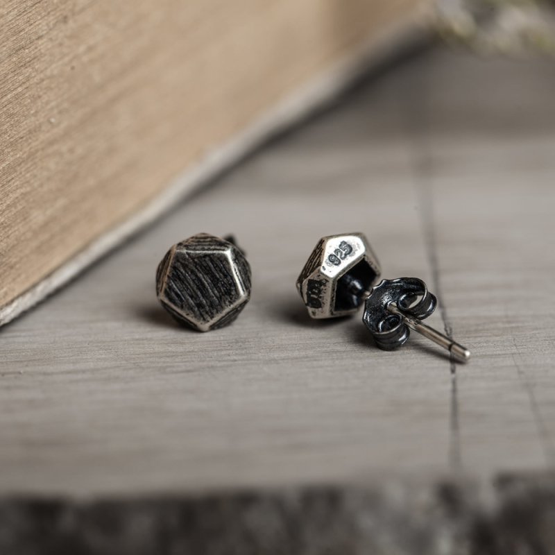 Dark Dream naušnice od srebra 925, pentagonalni kubični brušeni završetak, geometrijski stil, 0,4 g
