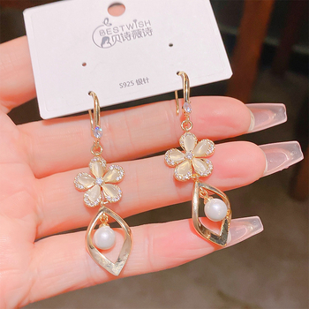 Cercei cu floare cu cinci petale, cârlig – bază din cupru, placare electrolitică, 925 argint, Mico, 3B501, toamnă 2023