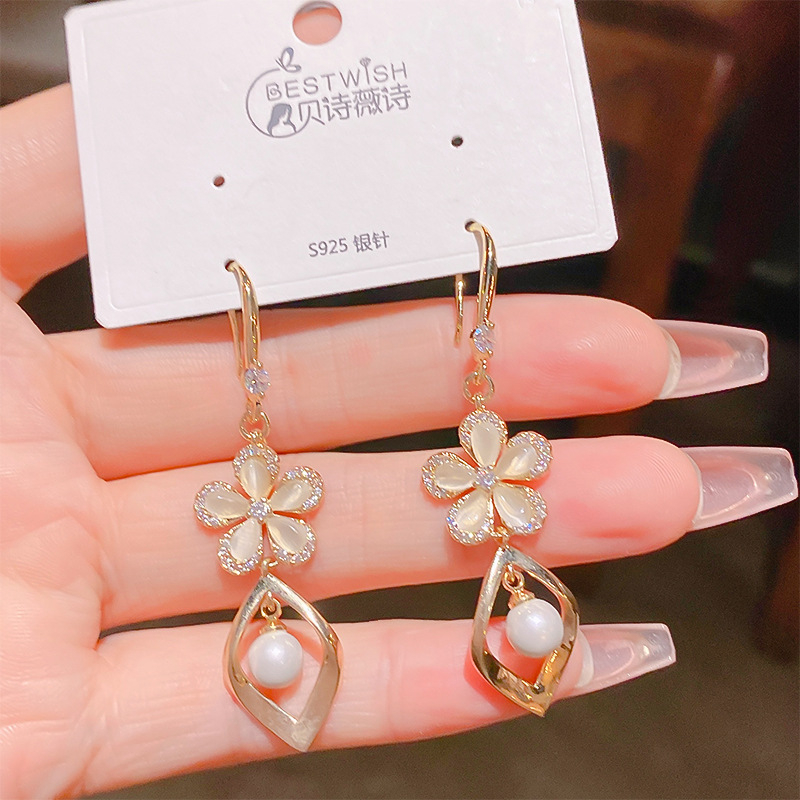 Cercei cu floare cu cinci petale, cârlig – bază din cupru, placare electrolitică, 925 argint, Mico, 3B501, toamnă 2023