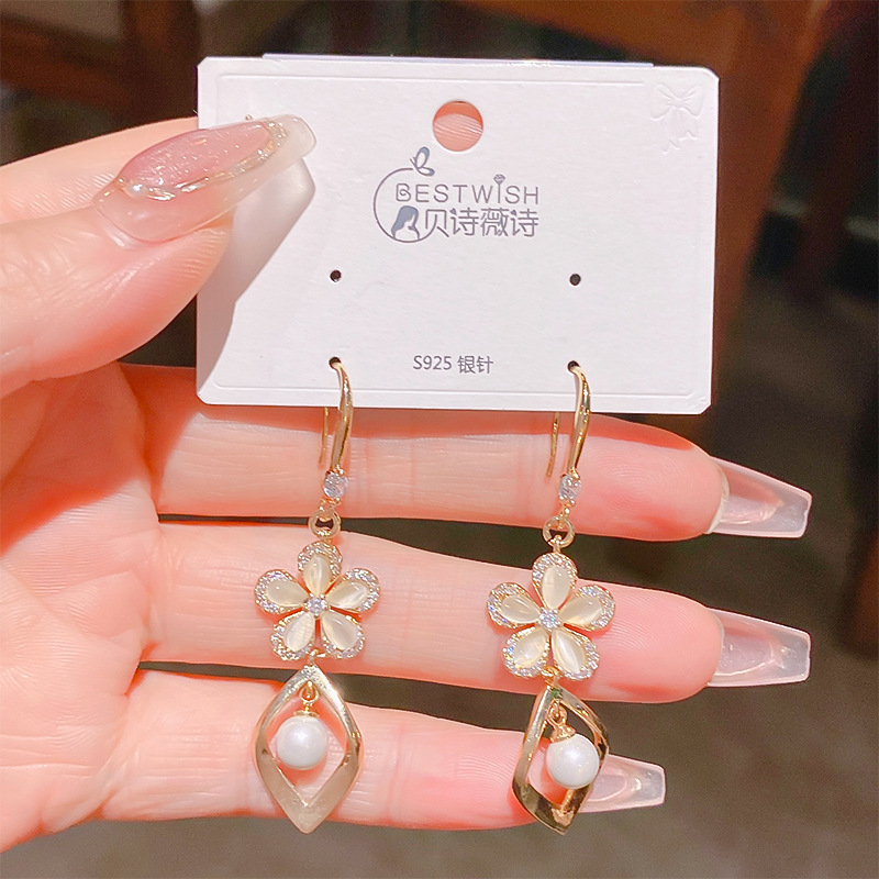 Cercei cu floare cu cinci petale, cârlig – bază din cupru, placare electrolitică, 925 argint, Mico, 3B501, toamnă 2023