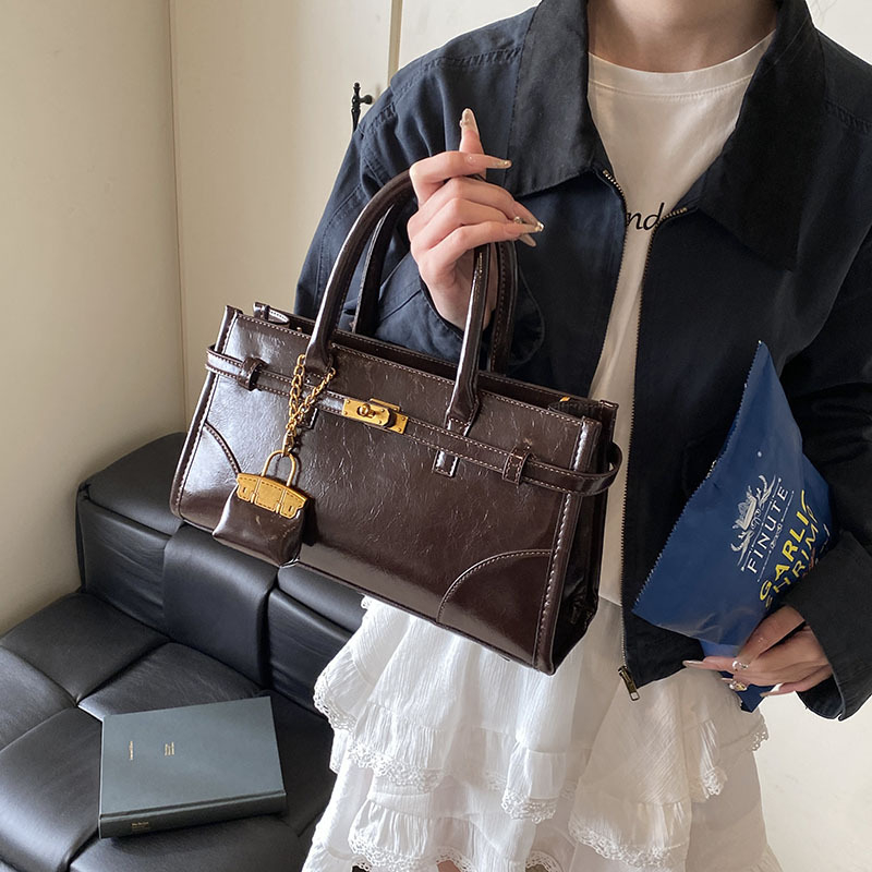 Geantă crossbody de umăr din PU - închidere cu fermoar, căptușeală poliester, formă orizontală pătrată, cu curea de umăr simplă - Primăvara 2025