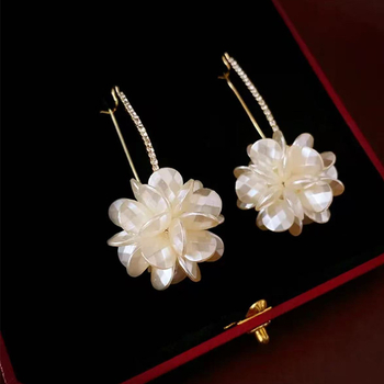 Σκουλαρίκια με μαργαριτάρια σε σχήμα λουλουδιού, ηλεκτροπλατιωμένη επίστρωση, άνοιξη 2025, για γυναίκες