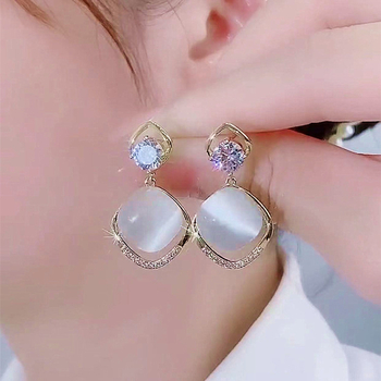 Meďné náušnice s romboidným tvarom a kameňom mačacieho oka, vsadená technika – univerzálny štýl