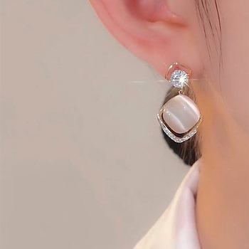 Meďné náušnice s romboidným tvarom a kameňom mačacieho oka, vsadená technika – univerzálny štýl