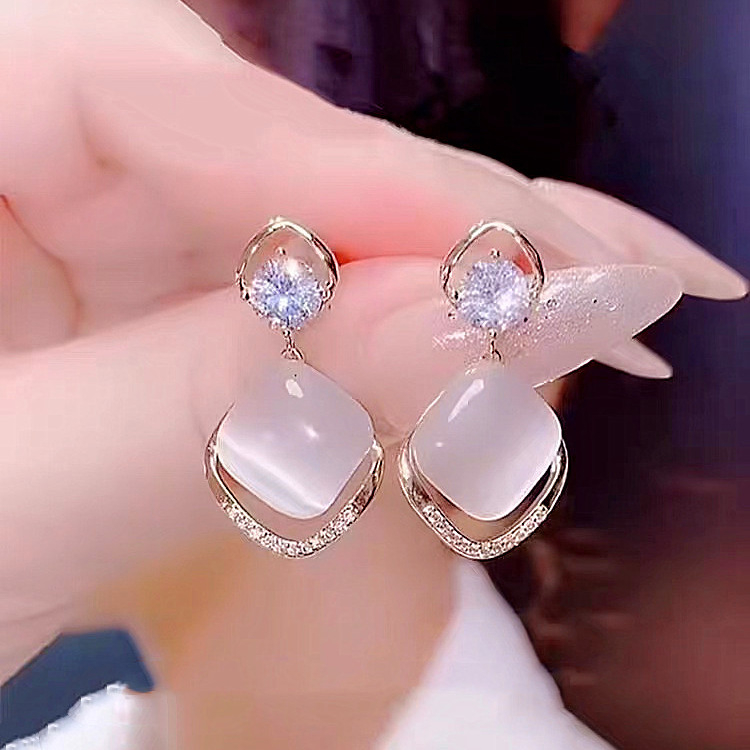 Meďné náušnice s romboidným tvarom a kameňom mačacieho oka, vsadená technika – univerzálny štýl