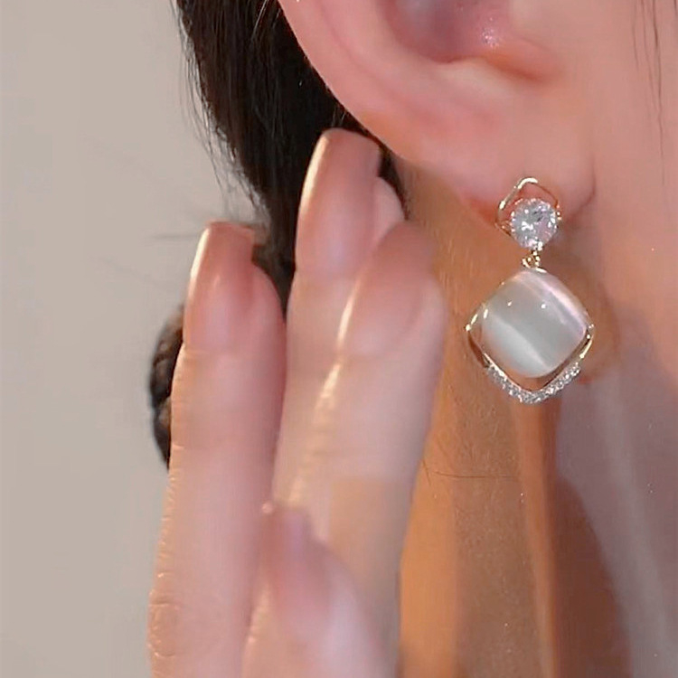 Meďné náušnice s romboidným tvarom a kameňom mačacieho oka, vsadená technika – univerzálny štýl