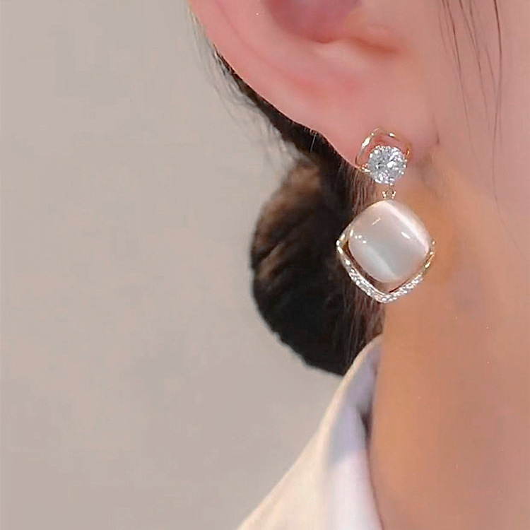 Meďné náušnice s romboidným tvarom a kameňom mačacieho oka, vsadená technika – univerzálny štýl