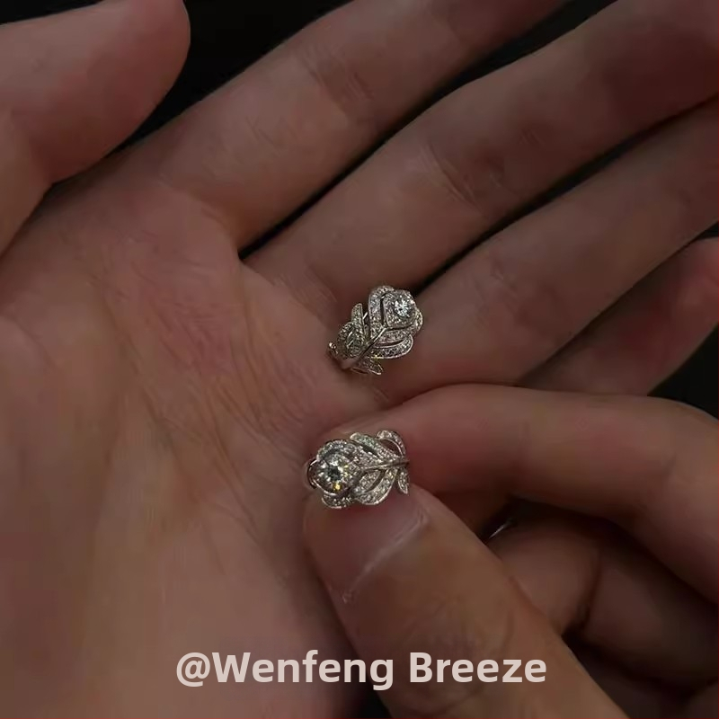 Strieborné náušnice s perom a diamantmi, elektrolyticky pokovované meďou, elegantné dámske náušnice