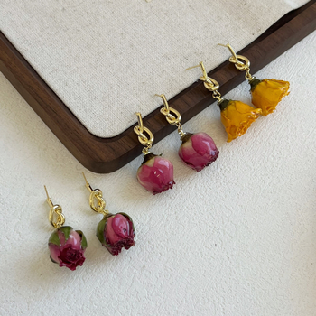 Auskaru ar ziedu dizainu, reāla žāvēta roze, dabīgs stils (Materiāls: vara; Stils: ziedu; Piemērots sievietēm; Izlaiduma sezona: rudens 2024)