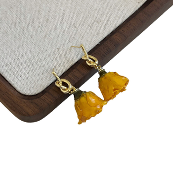 Auskaru ar ziedu dizainu, reāla žāvēta roze, dabīgs stils (Materiāls: vara; Stils: ziedu; Piemērots sievietēm; Izlaiduma sezona: rudens 2024)