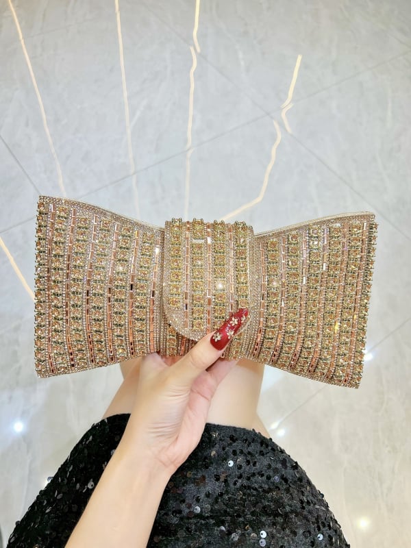 Clutch din PU cu accente de diamant, formă fundă, închidere cu fermoar, buzunar interior pentru telefon, căptușeală poliester