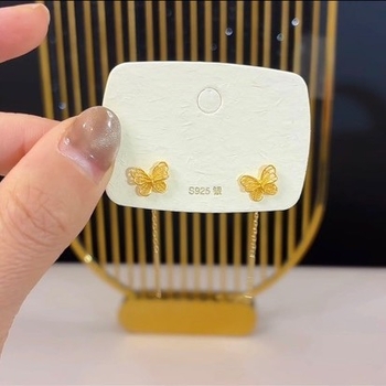 Pillangó tollas fülbevalók (Anyag: réz arannyal bevont; Feldolgozás: elektroplátolás; Fülbevaló tű anyaga: 925 ezüst; Forma: állatok/zodiák; Stílus: tündér)