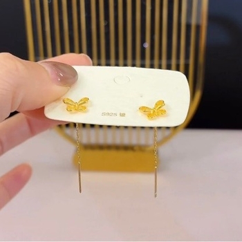 Pillangó tollas fülbevalók (Anyag: réz arannyal bevont; Feldolgozás: elektroplátolás; Fülbevaló tű anyaga: 925 ezüst; Forma: állatok/zodiák; Stílus: tündér)