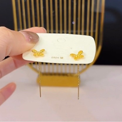 Pillangó tollas fülbevalók (Anyag: réz arannyal bevont; Feldolgozás: elektroplátolás; Fülbevaló tű anyaga: 925 ezüst; Forma: állatok/zodiák; Stílus: tündér)