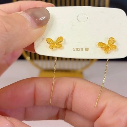 Pillangó tollas fülbevalók (Anyag: réz arannyal bevont; Feldolgozás: elektroplátolás; Fülbevaló tű anyaga: 925 ezüst; Forma: állatok/zodiák; Stílus: tündér)