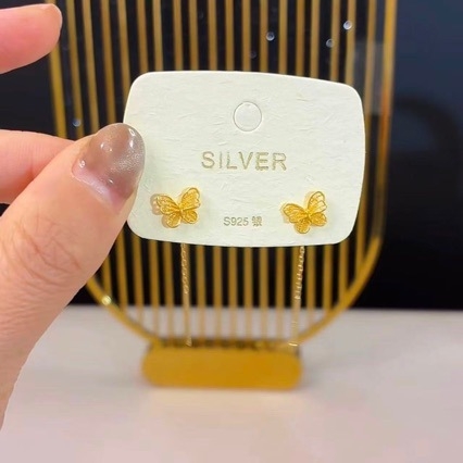 Pillangó tollas fülbevalók (Anyag: réz arannyal bevont; Feldolgozás: elektroplátolás; Fülbevaló tű anyaga: 925 ezüst; Forma: állatok/zodiák; Stílus: tündér)