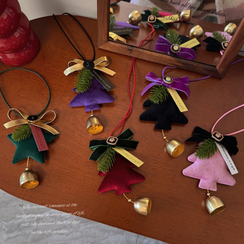 Коледно звънче за кола – плюш фелт висулка със мотиви снежинка и елха, стил лайт лукс, вътрешна украса за автомобил