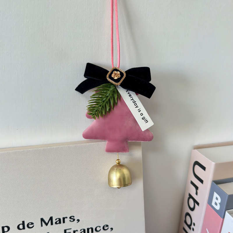 Коледно звънче за кола – плюш фелт висулка със мотиви снежинка и елха, стил лайт лукс, вътрешна украса за автомобил