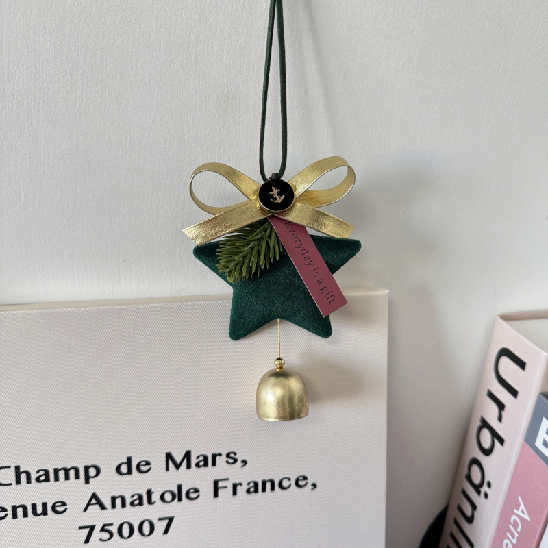 Коледно звънче за кола – плюш фелт висулка със мотиви снежинка и елха, стил лайт лукс, вътрешна украса за автомобил