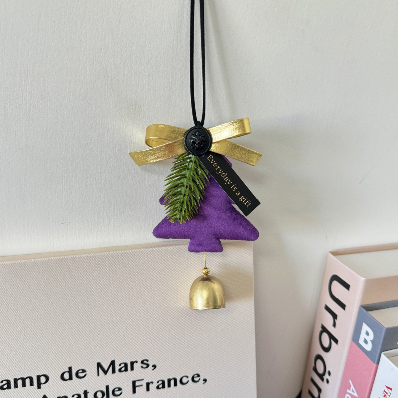 Коледно звънче за кола – плюш фелт висулка със мотиви снежинка и елха, стил лайт лукс, вътрешна украса за автомобил