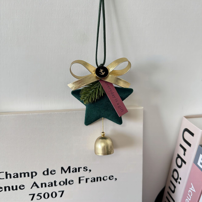 Коледно звънче за кола – плюш фелт висулка със мотиви снежинка и елха, стил лайт лукс, вътрешна украса за автомобил