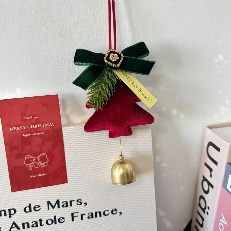 Коледно звънче за кола – плюш фелт висулка със мотиви снежинка и елха, стил лайт лукс, вътрешна украса за автомобил