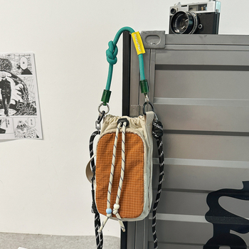 Najlon torba za bocu vode, cilindričnog oblika, crossbody dizajn, zatvaranje vrpcom, laminirani unutarnji džep sa zatvaračem, gradski stil