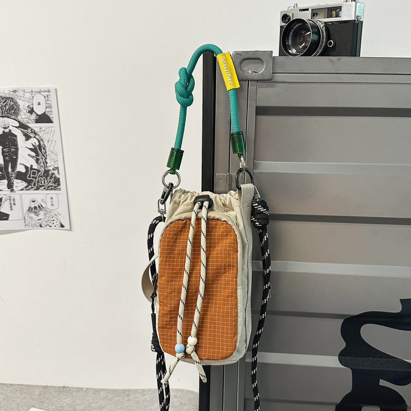 Najlon torba za bocu vode, cilindričnog oblika, crossbody dizajn, zatvaranje vrpcom, laminirani unutarnji džep sa zatvaračem, gradski stil