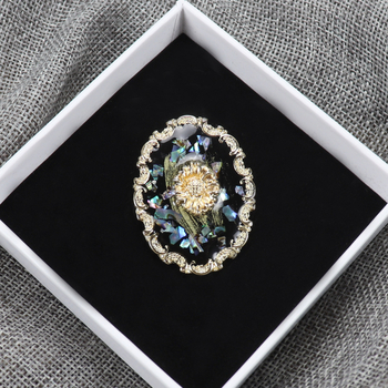 Брошка от сплав, цвете, емайл с техника капещо масло, антично ретро стил, за жени