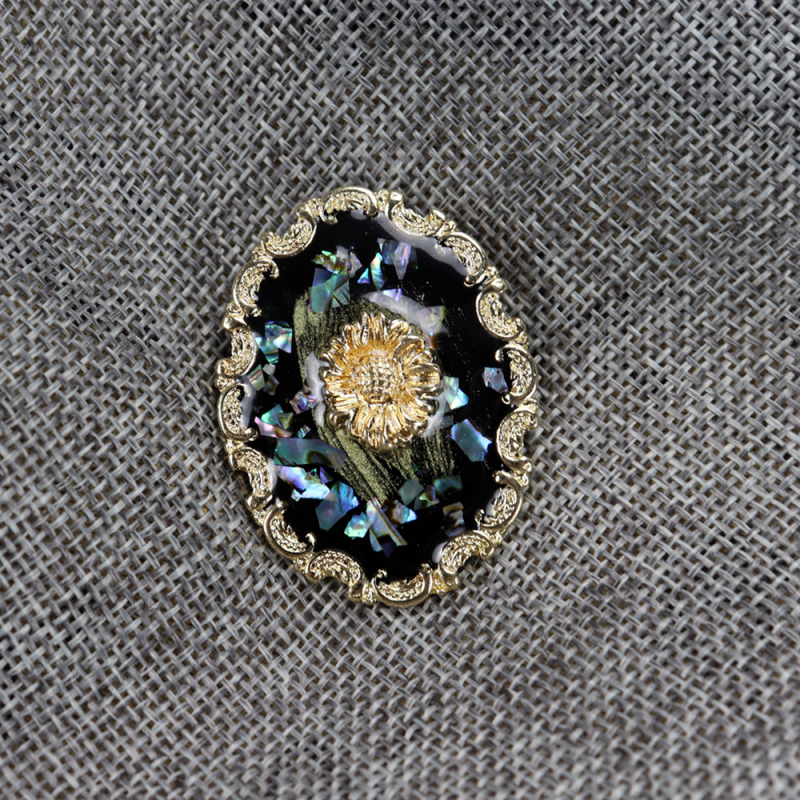 Брошка от сплав, цвете, емайл с техника капещо масло, антично ретро стил, за жени