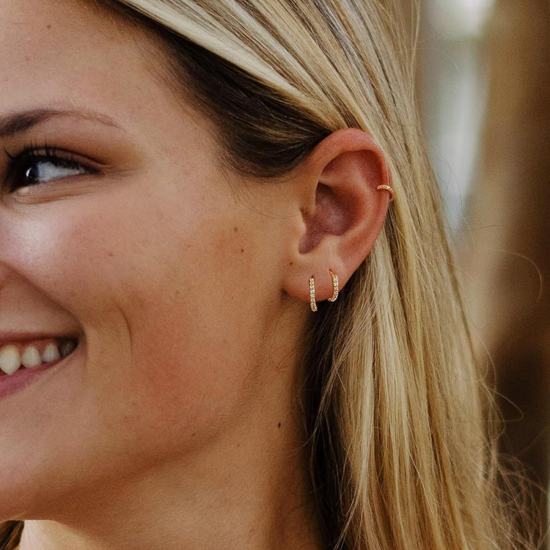 Ατσάλινα σκουλαρίκια σε σχήμα κρίκου με μινιμαλιστικό σχέδιο, μικροενθέσεις ζιρκόν, unisex