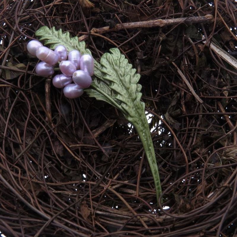 Virágmotívumos corsage, ötvözet alap, természetes gyöngyök, lakkozott felület, retro uniszex stílus
