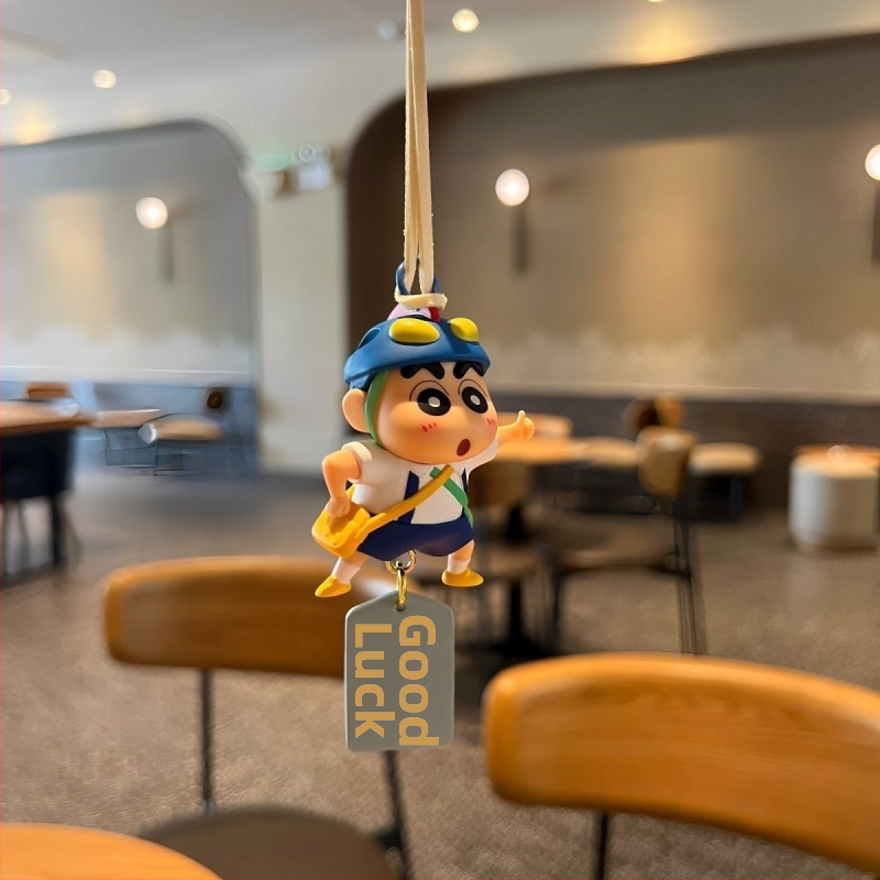 Crayon Shin-Chan kreslený automobilový príves so hodvábnym kvetom - aromatický ozdobný doplnok do spätného zrkadla