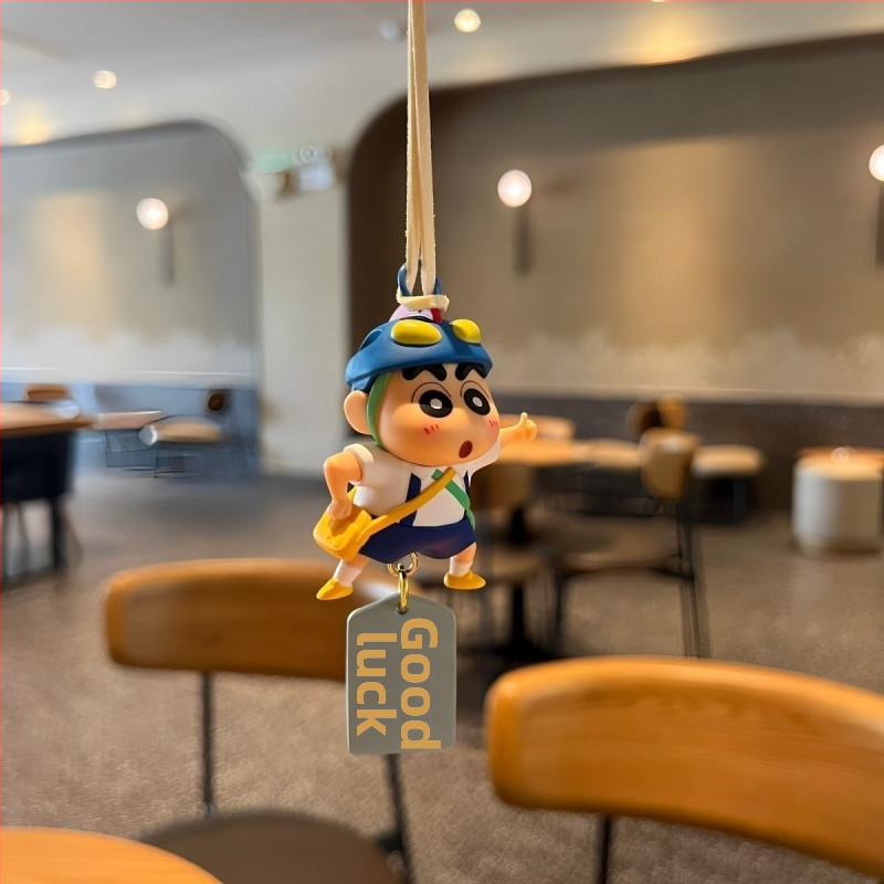 Crayon Shin-Chan kreslený automobilový príves so hodvábnym kvetom - aromatický ozdobný doplnok do spätného zrkadla