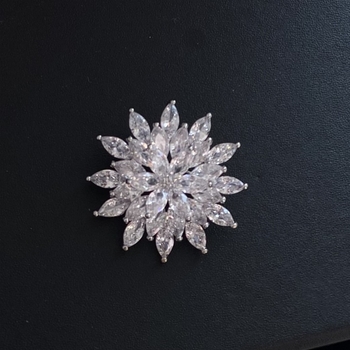 Cirkon köves brooch – hópehely motívum, kínai stílus, virág forma, elektroplakálás