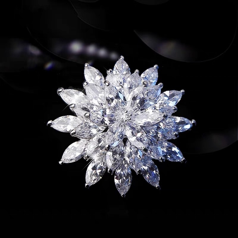 Cirkon köves brooch – hópehely motívum, kínai stílus, virág forma, elektroplakálás