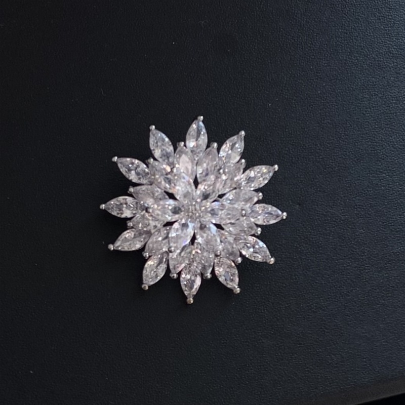 Cirkon köves brooch – hópehely motívum, kínai stílus, virág forma, elektroplakálás