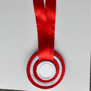 Corsage kitűző szalaggal és csipkével, kézzel készített fém kitűző, kód 001