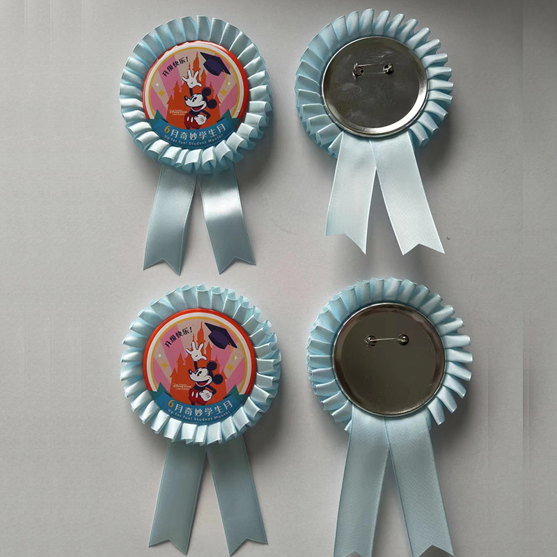 Corsage kitűző szalaggal és csipkével, kézzel készített fém kitűző, kód 001