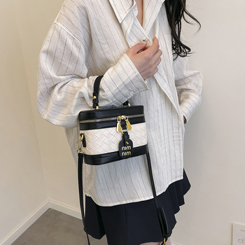 PU anyagú vödör táska fedéllel, városi minimalist design, vízszintes négyzetes forma, cipzáras zárás, belső zseb a telefon számára, egy vállpánt, mindennapi használatra