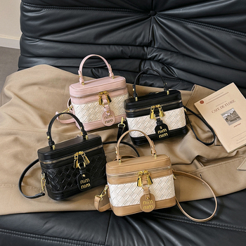 PU anyagú vödör táska fedéllel, városi minimalist design, vízszintes négyzetes forma, cipzáras zárás, belső zseb a telefon számára, egy vállpánt, mindennapi használatra