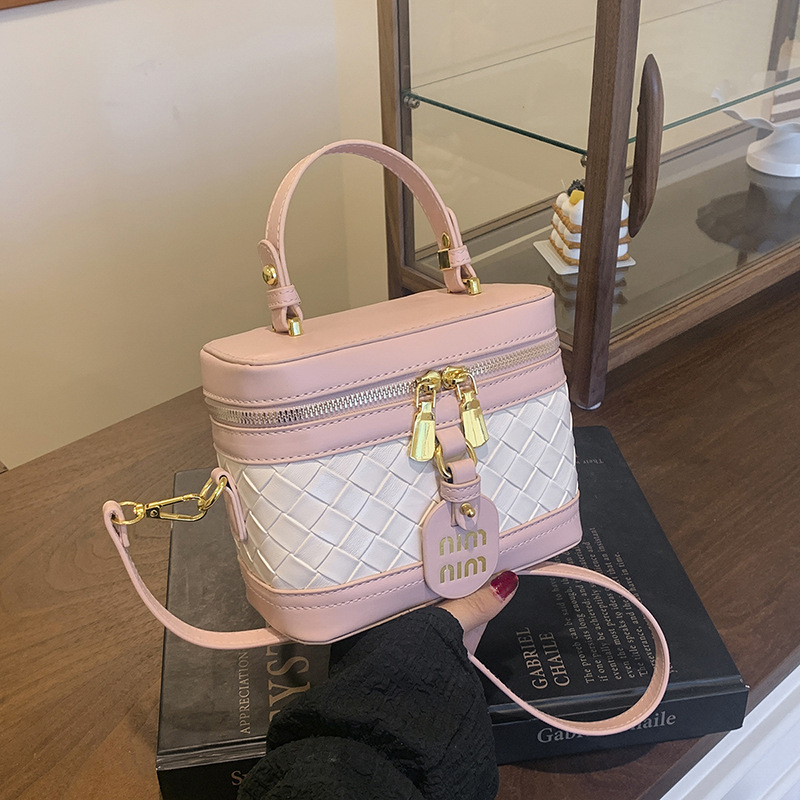 PU anyagú vödör táska fedéllel, városi minimalist design, vízszintes négyzetes forma, cipzáras zárás, belső zseb a telefon számára, egy vállpánt, mindennapi használatra