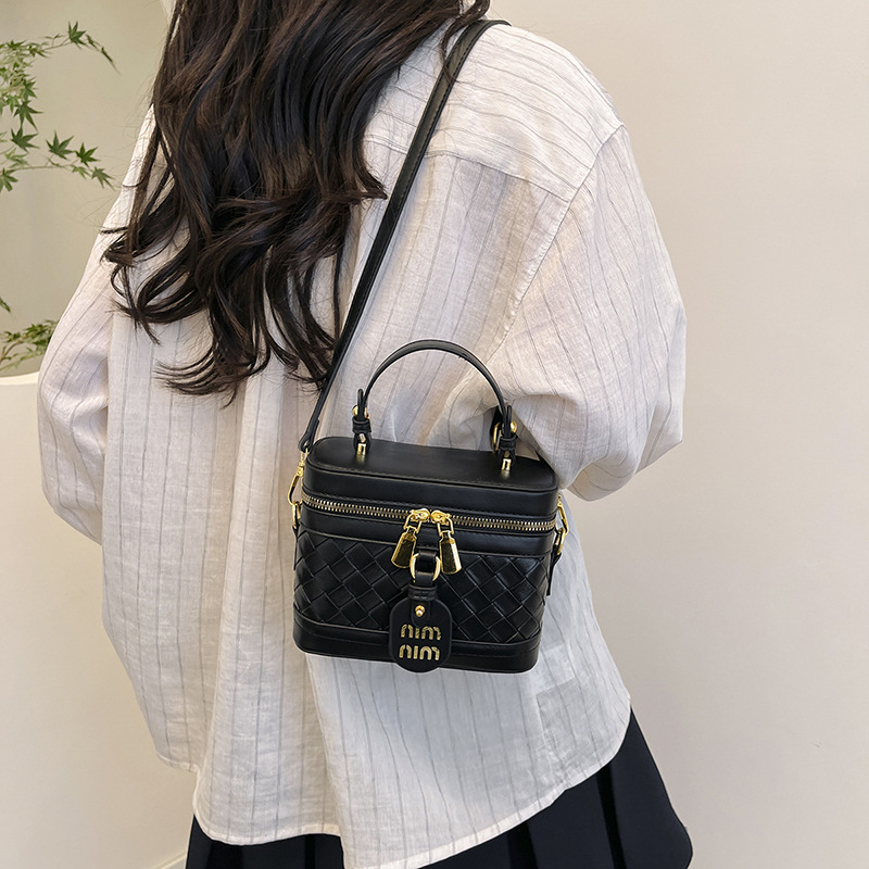 PU anyagú vödör táska fedéllel, városi minimalist design, vízszintes négyzetes forma, cipzáras zárás, belső zseb a telefon számára, egy vállpánt, mindennapi használatra