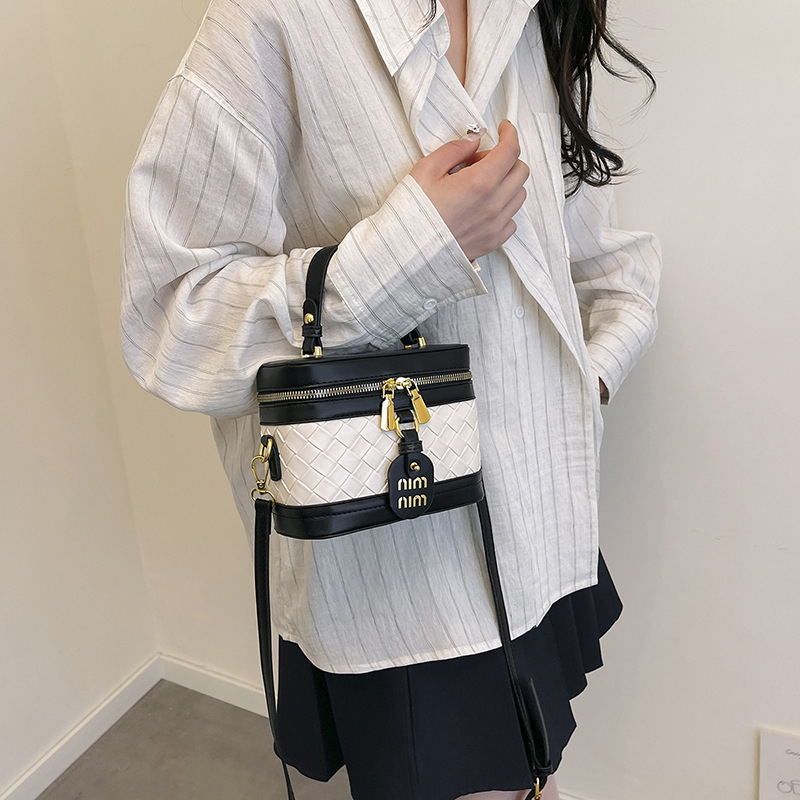 PU anyagú vödör táska fedéllel, városi minimalist design, vízszintes négyzetes forma, cipzáras zárás, belső zseb a telefon számára, egy vállpánt, mindennapi használatra