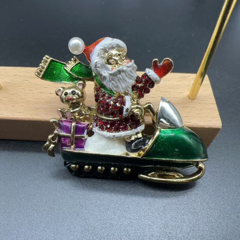 Kitűző – rajzfilmszerű hóember, drip-glazúrt zománc, ötvözet, női divatkiegészítő (Anyag: ötvözet • Forma: rajzfilmszerű hóember • Technika: drip-glazúros zománc • Funkció: dekoráció)